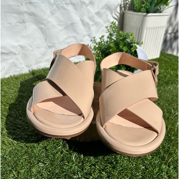 AGL ATTILIO GIUSTI
LEOMBRUNI
Alison Crisscross Strap
Sandal In Basic-basic
$525 - Picture 13 of 16